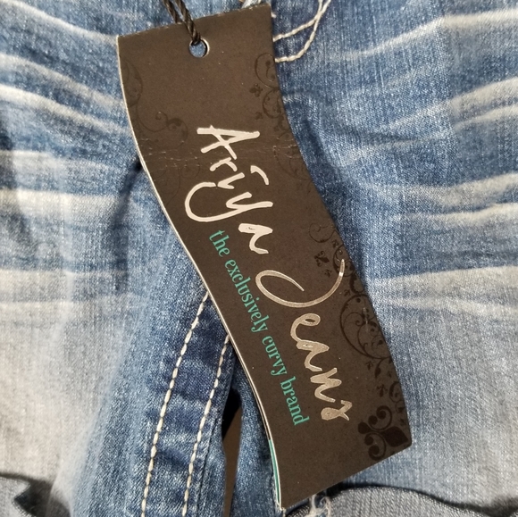 Ariya & Amethyst Jeans Blue Denim Curvy 11/12 Regular Booty Shorts With Cuffs - Picture 6 of 9